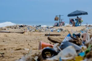 Eine Revolution im Recycling Traditionell haben Kunststoffe einen schwerwiegenden ökologischen Fußabdruck, da sie nicht leicht recycelt werden können. Im Gegensatz dazu ist PET (Polyethylenterephthalat) weitgehend recyclebar, weist aber mechanische Einschränkungen auf. Jetzt haben Schweizer Forscher an der Eidgenössischen Materialprüfungs- und Forschungsanstalt (Empa) in Dübendorf einen Durchbruch erzielt, indem sie einen Kunststoff mit den besten Eigenschaften beider Materialien geschaffen haben. ![Kunststoff-Flaschen der Marke Emmi (Symbolbild) - Keystone] Die Herausforderung: Nicht-recyclebare Kunststoffe Epoxidharze sind Beispiele für Kunststoffe, die aufgrund ihrer dichten Vernetzung von Polymerketten nicht recycelbar sind. „Die Herstellung von solchen Kunststoffen ist sowohl energieintensiv als auch CO2-belastend“, erklärt Forschungsgruppenleiter Sabyasachi Gaan. „Wenn wir sie recyceln könnten, könnten wir den ökologischen Fußabdruck signifikant verringern und auch die Produktionskosten senken.“ PET als Kontrast PET, ein häufig verwendetes Material für Getränkeflaschen und Verpackungen, kann leichter recycelt werden, weil seine Polymerketten nicht miteinander vernetzt sind. Dies erleichtert das Recycling, beeinträchtigt jedoch die mechanischen Eigenschaften des Materials bei erhöhten Temperaturen. ![PET-Flaschen in einem Sortierzentrum der Müller Recycling in Frauenfeld - Keystone] Der Durchbruch: Ein neues, recyclebares Epoxidharz Die Empa-Forscher haben einen revolutionären Ansatz entwickelt. Sie fügten dem nicht-recyclebaren Epoxidharz ein spezielles Molekül aus der Klasse der Phosphonsäureester hinzu. Dies ermöglicht die Bildung von Bindungen, die unter bestimmten Bedingungen gelöst werden können. „Die Vernetzung der Polymerketten wird dadurch aufgelockert, was ermöglicht, dass das Material geschmolzen und verformt werden kann“, sagt Gaan. Das Ergebnis ist ein neuartiger Kunststoff, der sowohl recyclebar als auch mechanisch widerstandsfähig ist, und zudem schwer entflammbar ist. Vielfältige Anwendungen und nachhaltige Zukunft Dieses neue Material könnte weitreichende Anwendungen haben, von der Automobilindustrie bis hin zu Windkraftanlagen und Flugzeugbau. „Dies könnte eine wahrhaft revolutionäre Entwicklung in der Materialwissenschaft sein“, so die Mitteilung der Empa. Die Entwicklung dieses neuen, recyclebaren Kunststoffs ist ein wesentlicher Schritt in Richtung einer nachhaltigeren und umweltfreundlicheren Zukunft. Es ist ein vielversprechender Anfang und ein Beispiel dafür, wie wissenschaftliche Innovation dazu beitragen kann, die Herausforderungen der Nachhaltigkeit effektiv anzugehen.