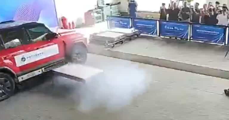 Kurioses Experiment: E-Auto schießt Akku wie eine Rakete heraus