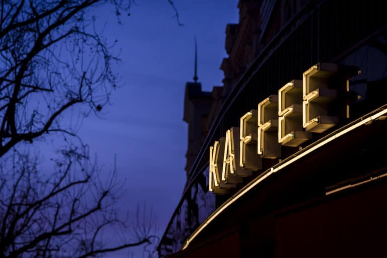 Kaffeebranche im Fokus: Unternehmen setzen auf nachhaltige Praktiken gegen Klimawandel