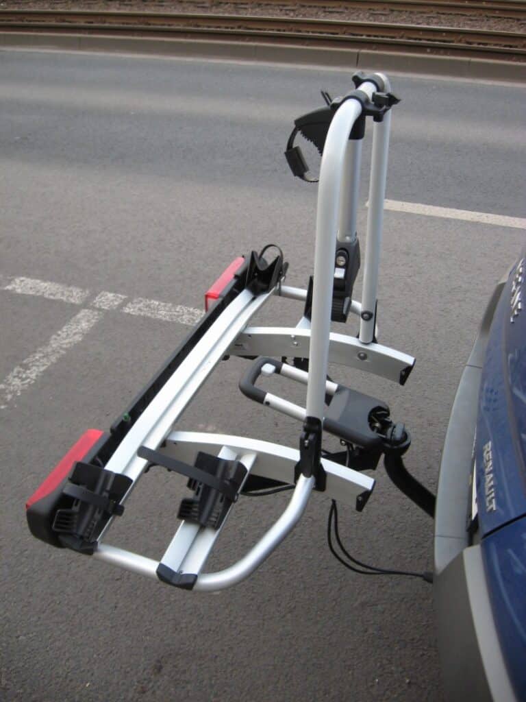 Kann gefährlich werden: So schnell sollten Sie mit einem Fahrradträger fahren