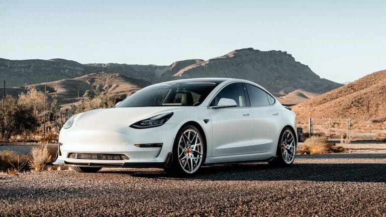 Tesla Model 3 und Model Y: Verbesserte Reichweiten und Rückkehr der Blinkerhebel