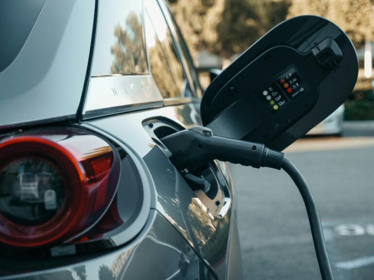 Eröffnung der ersten Tesla-Supercharger-Station mit 500 kW in den USA