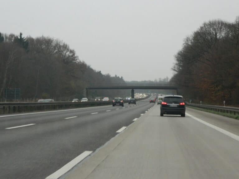 Raserei auf der Autobahn: Ein 19-Jähriger fährt mit 204 km/h