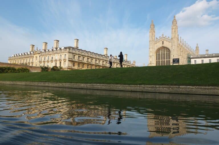 Durchbruch bei organischen Radikal-Halbleitern: Cambridge-Forscher entdecken photovoltaische Eigenschaften