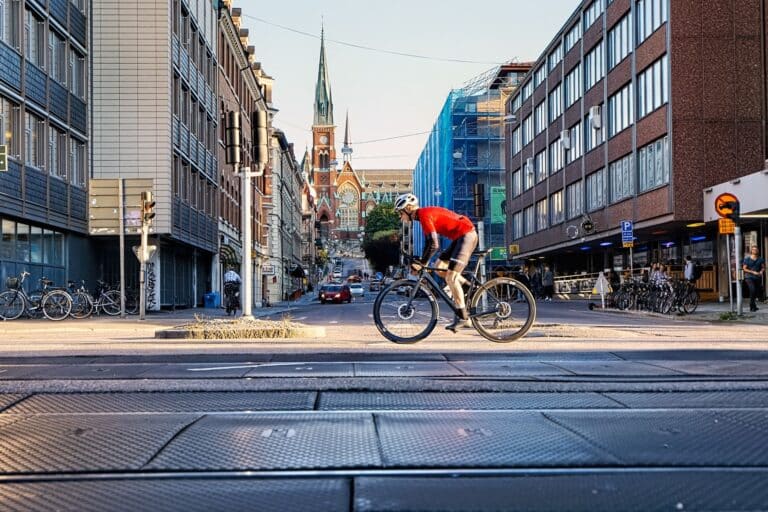 Mindestabstand beim Überholen von Velofahrer:innen: Eine notwendige Regelung für mehr Sicherheit?